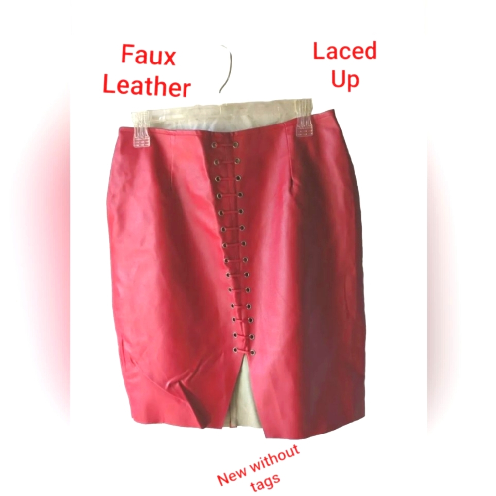 📌SALE $6.📌Faux Leather Skirt Red Zipper on Back Size Large NWOT